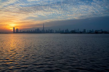 Dubai 'de dramatik bir gün batımı. BAE.