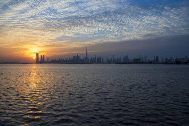 Dubai 'de dramatik bir gün batımı. BAE.