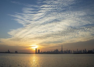 Dubai 'de dramatik bir gün batımı. BAE.