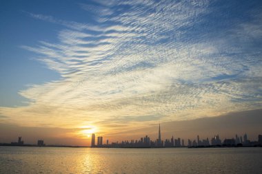 Dubai 'de dramatik bir gün batımı. BAE.