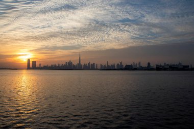 Dubai 'de dramatik bir gün batımı. BAE.