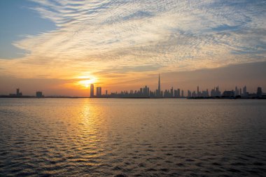 Dubai 'de dramatik bir gün batımı. BAE.