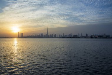Dubai 'de dramatik bir gün batımı. BAE.