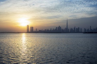 Dubai 'de dramatik bir gün batımı. BAE.