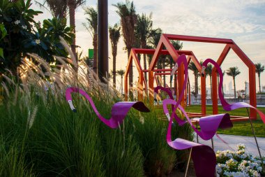 Parktaki metalden yapılmış flamingo figürler..