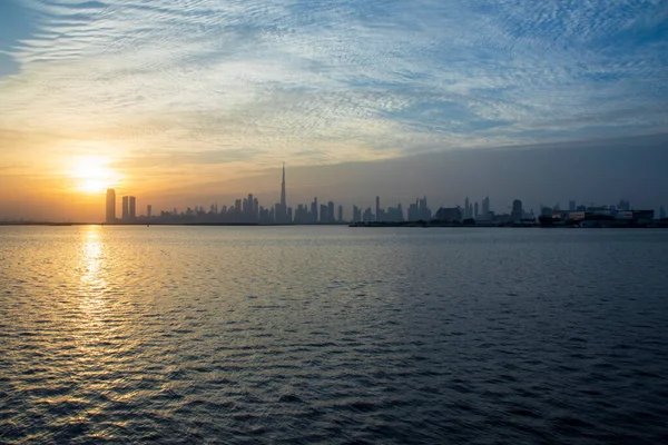 Dubai 'de dramatik bir gün batımı. BAE.