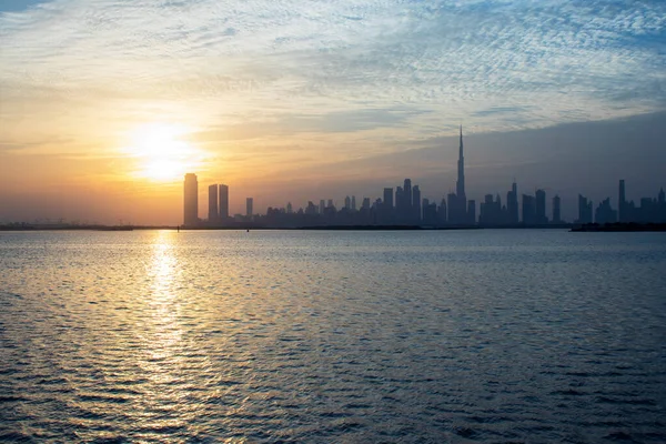 Dubai 'de dramatik bir gün batımı. BAE.