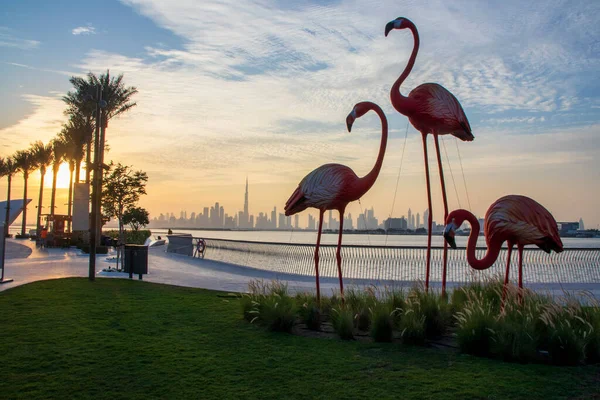 Flamingo figürleri Dubai Creek Limanı 'na kurulmuş. BAE.