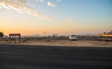 Erkekler sabahın erken saatlerinde Dubai 'nin Al Warqa bölgesinde kriket oynamak için toplanıyorlar. BAE Açık Hava