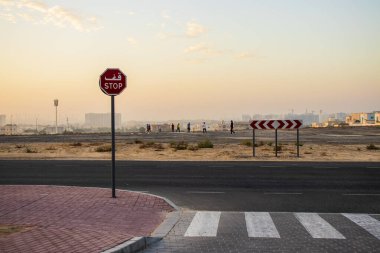 Erkekler sabahın erken saatlerinde Dubai 'nin Al Warqa bölgesinde kriket oynamak için toplanıyorlar. BAE