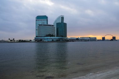 Sabahın erken saatlerinde bir Dubai Festivali şehri ve kıtalararası otel manzarası. Dubai 'de. BAE.