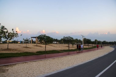 Sabahın erken saatlerinde parkta koşu ve bisiklet kamyonları.