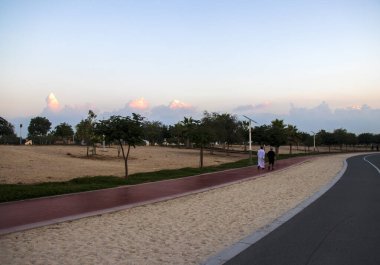 Sabahın erken saatlerinde parkta koşu ve bisiklet kamyonları.