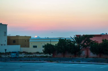 Parkta dramatik gün doğumu.