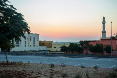 Dubai 'deki parklardan birinde dramatik bir gün doğumu. BAE.