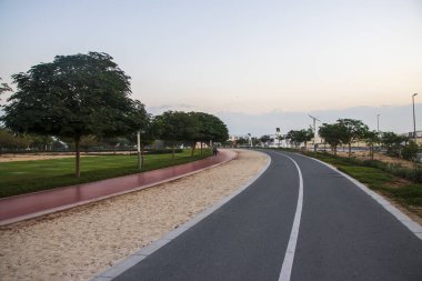 Sabahın erken saatlerinde parkta koşu ve bisiklet kamyonları.