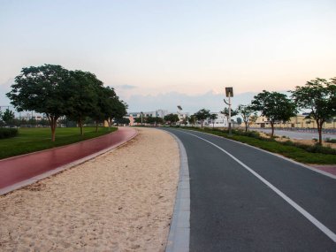 Sabahın erken saatlerinde parkta koşu ve bisiklet kamyonları.