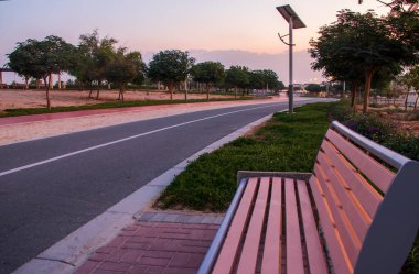 Sabahın erken saatlerinde parkta koşu ve bisiklet kamyonları.