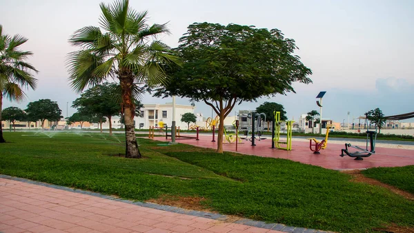 Sabahın erken saatlerinde parktaki spor salonunda..