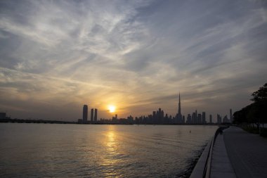 Dubai şehrinin silueti. Akşam vakti.
