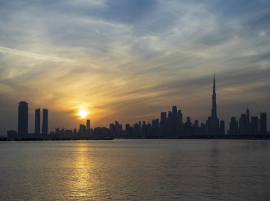 Dubai şehrinin silueti. Akşam vakti.