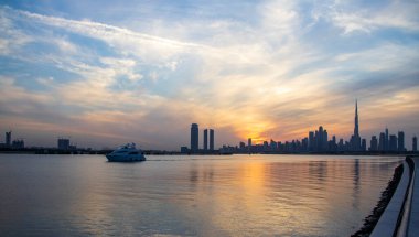 Dubai şehrinin silueti. Akşam vakti.