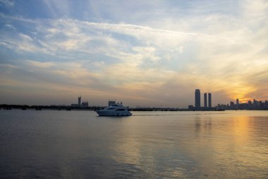 Dubai şehrinin silueti. Akşam vakti.