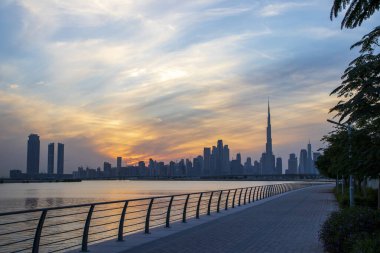 Dubai şehrinin silueti. Akşam vakti.