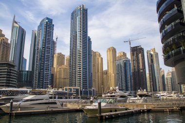 Akşam Dubai Marina 'daki rıhtım manzarası.