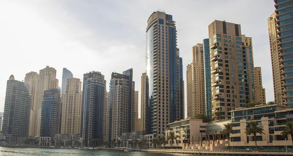 Akşam Dubai Marina 'daki rıhtım manzarası.
