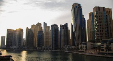 Dubai 'deki Jumeirah Sahili yerleşim alanındaki bazı kulelerin görüntüsü..