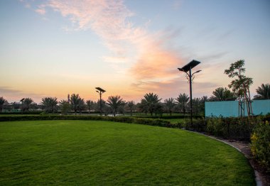 Parkta dramatik gün batımı.