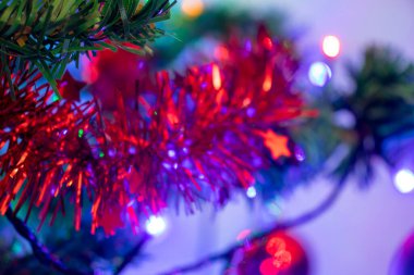 Arka planı bulanık olan Noel ağacı süslemeleri. Eğlence sezonu.
