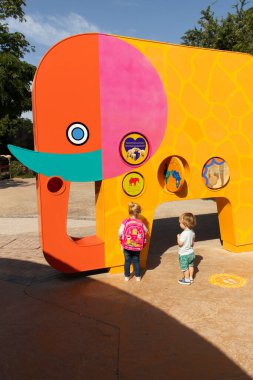 Dubai - BAE, 12.29.2020 Dubai Safari Park Hayvanat Bahçesi 'nde fil şekilli kurulum.