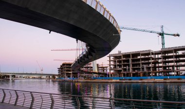 Dubai, BAE - 01.08.2021 Köprüsü Hoşgörü Köprüsü olarak bilinen Dubai Su Kanalı üzerinde