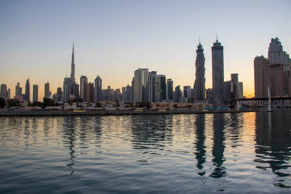 Dubai, BAE - 01.08.2021 Dubai şehrinin ufuk çizgisi Dubai Su Kanalı. Business Bay bölgesi. Dünyanın en yüksek binası Burj Halife resimde görülebilir..