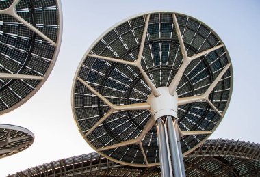 Bir güneş paneli kurulumunun görüntüsü