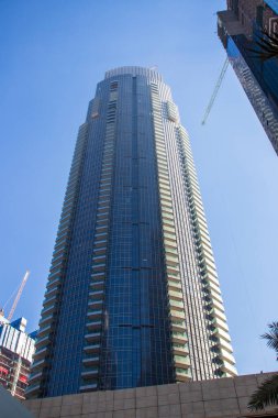 Dubai, BAE - 02.04.2021 Dubai şehir merkezinde bir gökdelenin çekimi