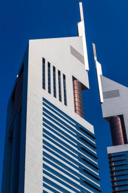 Dubai, BAE - 02.04.2021 Dabai, Emirates kulelerinde çok iyi bilinen bir dönüm noktasının fotoğrafı.