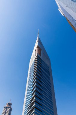 Dubai, BAE - 02.04.2021 Dabai, Emirates kulelerinde çok iyi bilinen bir dönüm noktasının fotoğrafı.