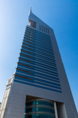Dubai, BAE - 02.04.2021 Dabai, Emirates kulelerinde çok iyi bilinen bir dönüm noktasının fotoğrafı.