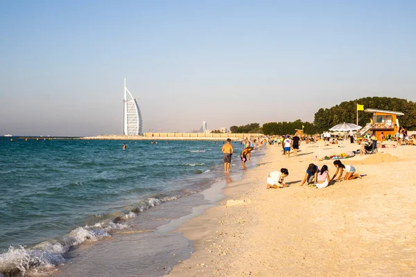 Toeristen Inwoners Van Dubai Genieten Van Een Zonnige Dag Aan — Stockfoto
