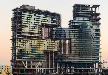 Dubai, BAE - 02.12.2021 Modern bir binanın yapımı devam ediyor.