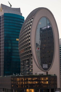 Dubai, BAE - 02.12.2021 Marasi Drive, Business Bay District 'teki binaların şekli