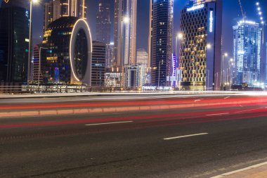 Dubai, BAE - 02.12.2021 Marasi yolunda akşam saati, Business Bay District