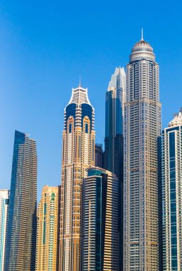 Dubai, BAE - 02.14.2021 Dubai Marina bölgesinde bir kulenin görüntüsü