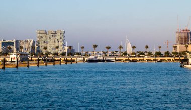 Dubai, BAE - 02.14.2021 Dubai Marina bölgesi yakınındaki bir rıhtım manzarası.