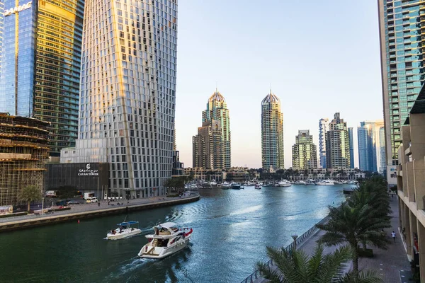 Dubai, BAE - 02.14.2021 Dubai Marina bölgesinde bir kulenin görüntüsü