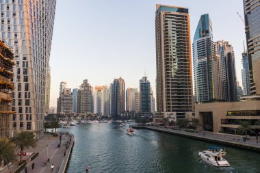 Dubai, BAE - 02.14.2021 Dubai Marina bölgesinde bir kulenin görüntüsü