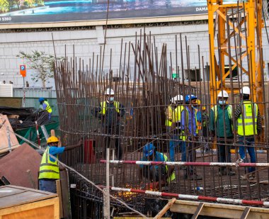 Dubai, BAE - 02.14.2021 İnşaat işçileri bölgede.